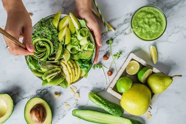 Hände Halten Gesunden Frischen Sommersalat Mit Avocado Kiwi Apfel Gurke — Stockfoto