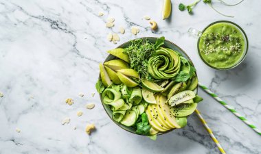 Avokado, kivi, elma, salatalık, armut, mikro yeşiller, limon ve susamlı hafif mermer arkaplanlı taze yaz salatası. Sağlıklı yemek, temiz yemek, Buda kasesi salatası, üst manzara.