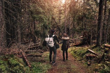 Sırt çantalı bir çift, orman dağlarında sırt çantalı bir gezgin. Yaşam tarzı seyahat tutkusu macerası. Gürültü efekti, seçici odak
