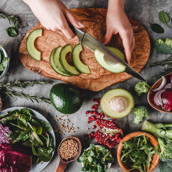 Mujer Cortando Aguacate Para Ensalada Con Verduras Rúcula Espinacas Plato — Foto de Stock