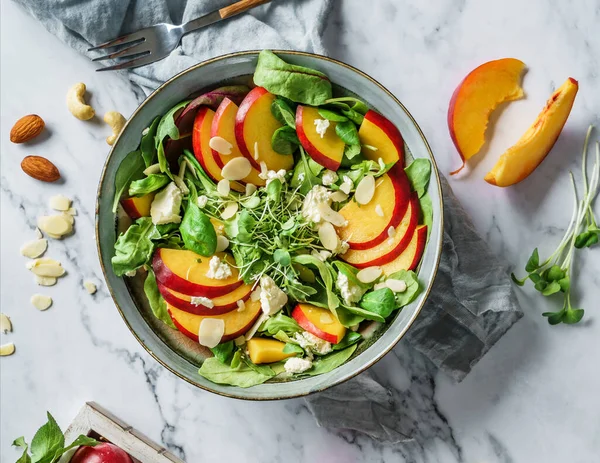 Frischer Sommersalat Mit Pfirsich Spinat Mikrogemüse Feta Käse Und Mandeln — Stockfoto