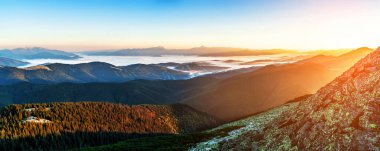 Dağlarda şafak söküyor. Manzaralı bir manzarayla gizlenmiş dağlar. Karpat Dağları, Avrupa. Seyahat arkaplanı