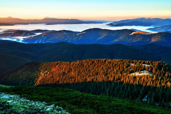 Дивовижний Світанок Гірському Хребті Гори Вкриті Туманом Мальовничому Пейзажному Краєвиді — стокове фото
