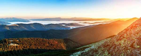 Piękny Świt Paśmie Górskim Góry Pokryte Mgłą Malowniczym Krajobrazie Położenie — Zdjęcie stockowe