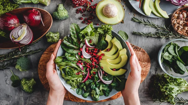 Mujer Cocinando Ensalada Fresca Saludable Con Aguacate Verduras Rúcula Espinacas — Foto de Stock