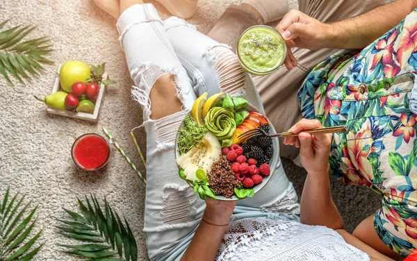 Couple Summer Clothes Holding Fresh Salad Quinoa Peach Greens Avocado — Stock Photo, Image