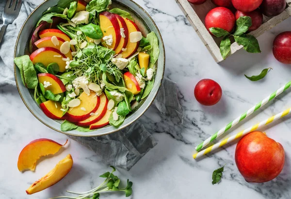 Salade Été Fraîche Aux Pêches Aux Épinards Aux Micro Verts — Photo