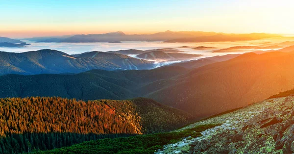 Dağlarda Şafak Söküyor Manzaralı Bir Manzarayla Gizlenmiş Dağlar Karpat Dağları — Stok fotoğraf