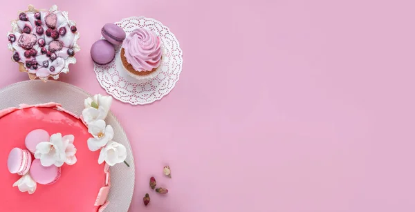 Pastel Mousse Rosa Con Espejo Vidriado Decorado Con Macarrones Flores — Foto de Stock