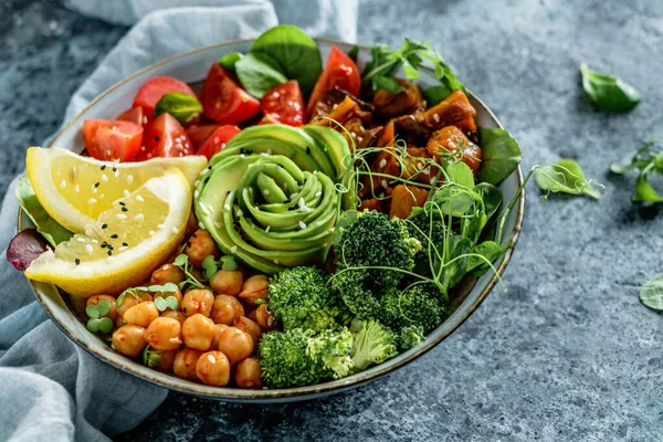 Ensalada Buda Con Batatas Horno Garbanzos Brócoli Tomates Verduras Aguacate — Foto de Stock