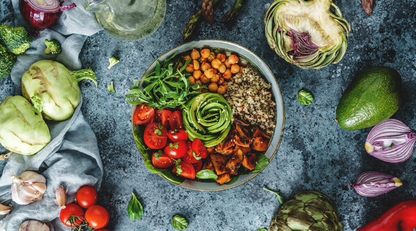 Buddha Skål Sallad Med Bakad Sötpotatis Kikärter Quinoa Tomater Ruccola — Stockfoto