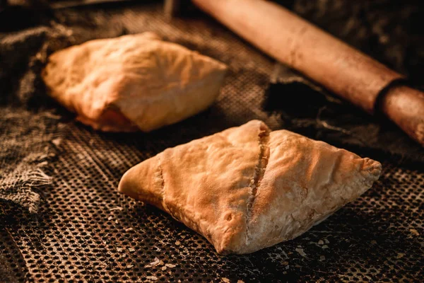 Metal Fırın Tepsisinde Merdaneli Taze Poğaça Çörekleri Pastalar Pastane Kapatın — Stok fotoğraf