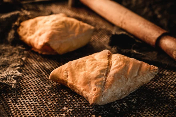 Färska Smördeg Bullar Metall Ugn Bricka Bakgrund Med Rullande Stift — Stockfoto