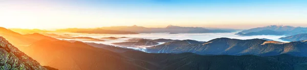 Belle Aube Dans Chaîne Montagnes Montagnes Entourées Brouillard Dans Une — Photo