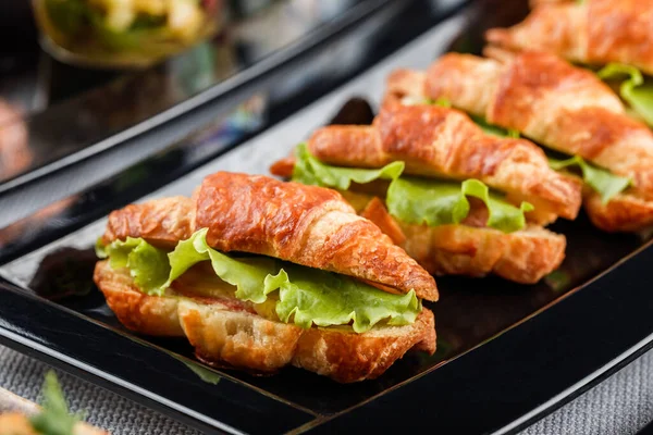 Mini Croissant Předkrm Sýrem Prosciutto Talíři Banketovém Stole Catering Jídlo — Stock fotografie