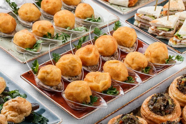 Deliciosos Aperitivos Copas Vidrio Sobre Mesa Banquete Comida Para Catering —  Fotos de Stock