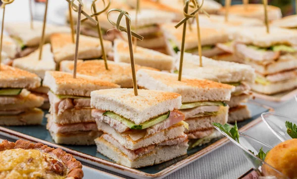 Mini Antipasto Sandwich Con Formaggio Prosciutto Piatto Sul Tavolo Del — Foto Stock