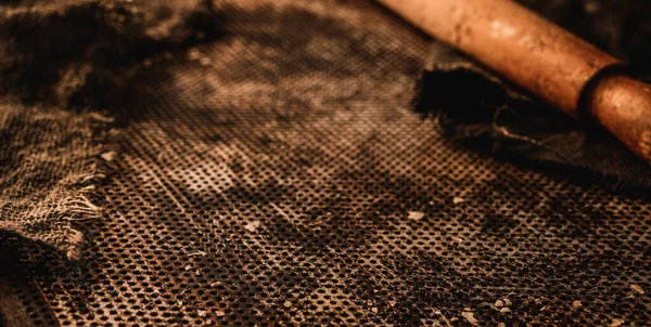 Koyu Paslı Fırın Tepsisi Yemek Pişirmek Için Arkaplanda Grunge Örtüsü — Stok fotoğraf