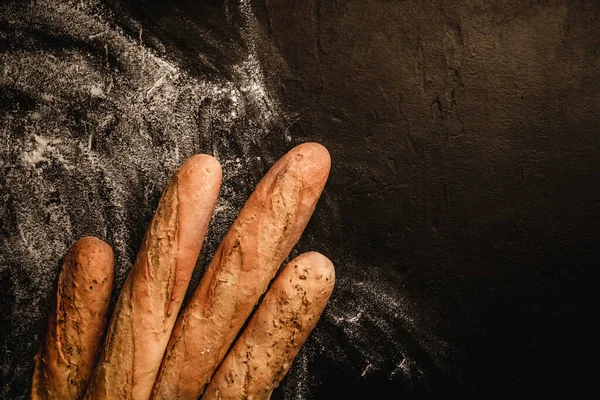Čerstvě Chlebové Bagety Černém Břidlicovém Pozadí Moukou Pečivo Pekařství Koncept — Stock fotografie