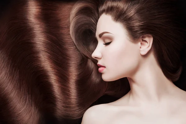 Каштановые Волосы Красивая Молодая Женщина Здоровыми Роскошными Длинными Волосами Темном — стоковое фото