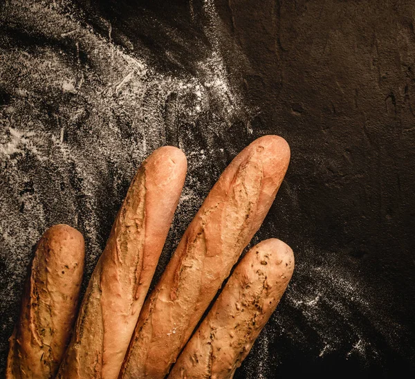 Baguettes Pan Recién Hechos Sobre Fondo Pizarra Negra Con Harina — Foto de Stock