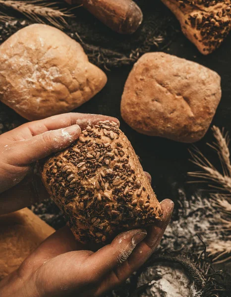 Руки Тримають Хліб Темному Сільському Тлі Вересовою Тканиною Борошном Колосками — стокове фото