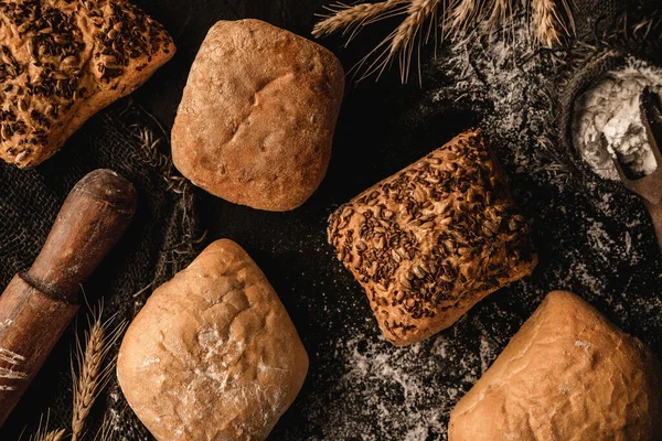 Різний Хліб Булочки Кунжутом Темному Сільському Тлі Вересовою Тканиною Колосками — стокове фото