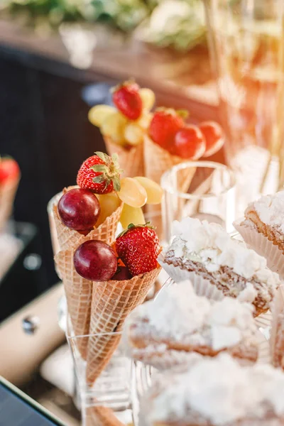Esküvői Desszert Gyümölccsel Makarónival Habcsókokkal Muffinokkal Muffinokkal Süteményekkel Édességgel Nyaralás — Stock Fotó