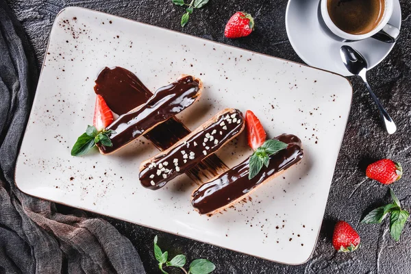 Hembakade Kaka Eklair Eller Profiteroles Med Vaniljsås Choklad Och Jordgubbar — Stockfoto