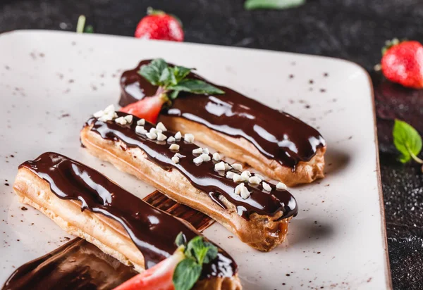 Hembakade Kaka Eklair Eller Profiteroles Med Vaniljsås Choklad Och Jordgubbar — Stockfoto