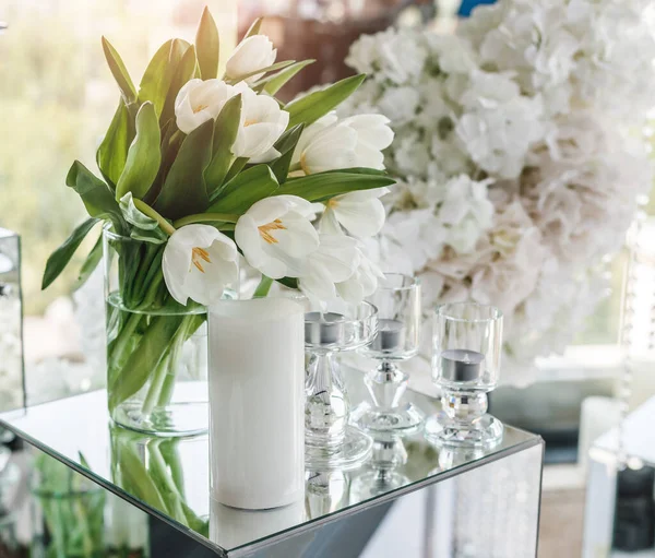Egy Csomó Fehér Tulipán Virág Nyaralás Hátterében Virágcsokor Esküvői Dekoráció — Stock Fotó