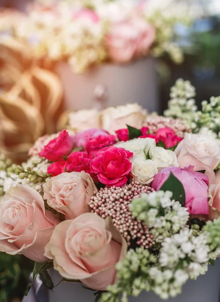 Mazzo Rose Bianche Rosa Fiori Sfondo Vacanza Bouquet Fiori Decorazione — Foto Stock