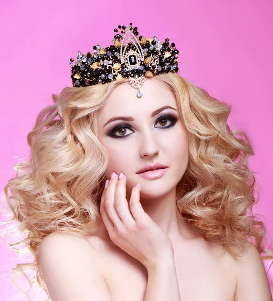 Beautiful Blonde Woman Long Curly Hair Wearing Crown Decorated Gemstones — Stock Photo, Image