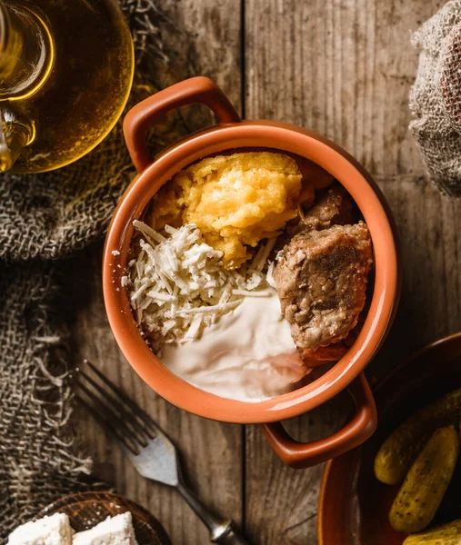 Polenta Deliciosa Com Carne Queijo Creme Leite Tigela Fundo Madeira — Fotografia de Stock