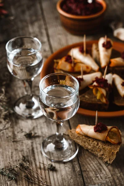 Russischer Wodka Alkoholisches Getränk Mit Würzigem Schmalz Roggenbrot Meerrettich Gewürzen — Stockfoto