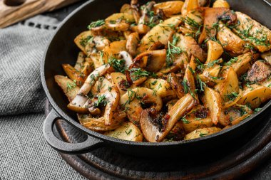 Ev yapımı patates, sebzeli ve mantarlı. Kızartma tavasında peçeteyle. Kapat.