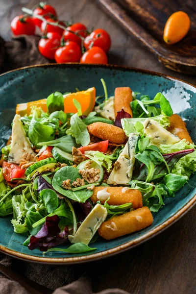 Frischer Sommersalat Mit Frittierten Käsespießen Blauschimmelkäse Tomaten Gurken Müsli Gemüse — Stockfoto