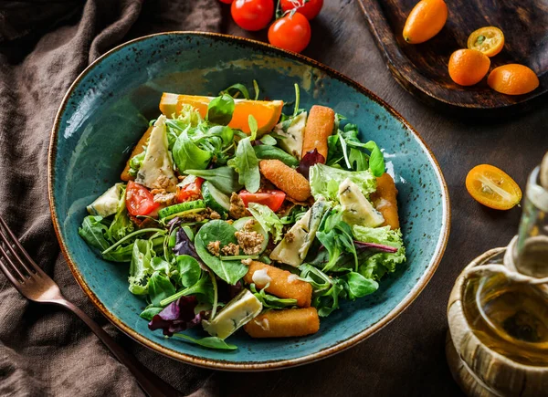 Ensalada Fresca Verano Con Palitos Queso Frito Queso Azul Tomates — Foto de Stock