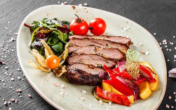 Gegrilltes Kalbssteak Mit Salat Und Gemüse Teller Auf Dunklem Steingrund — Stockfoto