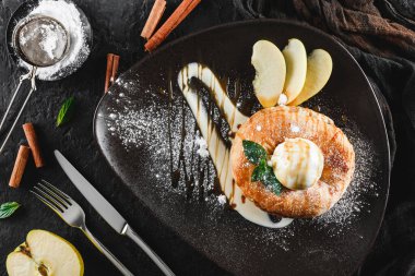 Elma dilimli, taze elma dilimli ev yapımı elmalı turta, nane yapraklı, tarçınlı ve koyu arkaplanlı, tekstil kaplı şerbet. Dondurmalı sandviç kavramı 