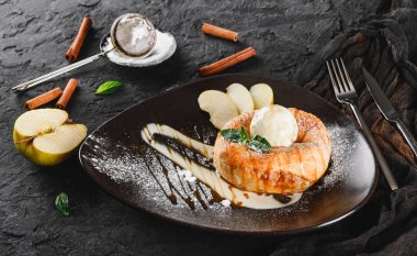 Elma dilimli, taze elma dilimli ev yapımı elmalı turta, nane yapraklı, tarçınlı ve koyu arkaplanlı, tekstil kaplı şerbet. Dondurmalı sandviç kavramı