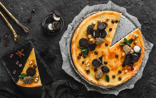 Klassisk Cheesecake Med Karamell Mini Oreos Mynta Blad Och Bär — Stockfoto