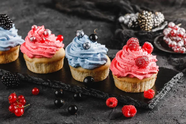 Sortimento Cupcakes Caseiros Saborosos Muffin Com Chantilly Frutado Framboesas Bagas — Fotografia de Stock