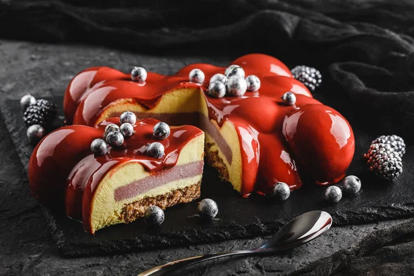 Δημιουργικό Mousse Souffle Cake Καλυμμένο Κόκκινο Φρουτώδες Γλάσο Και Διακοσμημένο — Φωτογραφία Αρχείου