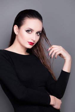 Stüdyoda mayolu seksi bir kadın poz veriyor. Esmer için profesyonel makyaj. Yaratıcı Saç stili, Makyaj ve Tırnak cilası