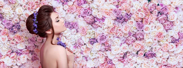 Bellezza Giovane Donna Con Fiori Capelli Parete Sfondo Fiori Pelle — Foto Stock