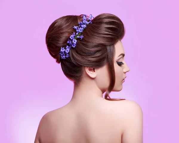 Bellezza Giovane Donna Con Fiori Capelli Pelle Del Viso Trucco — Foto Stock