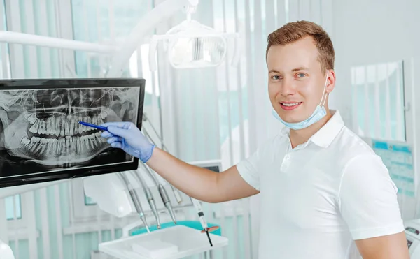 Médico Dentista Sonriendo Mostrar Radiografía Pantalla Digital Clínica Dental Sobre — Foto de Stock