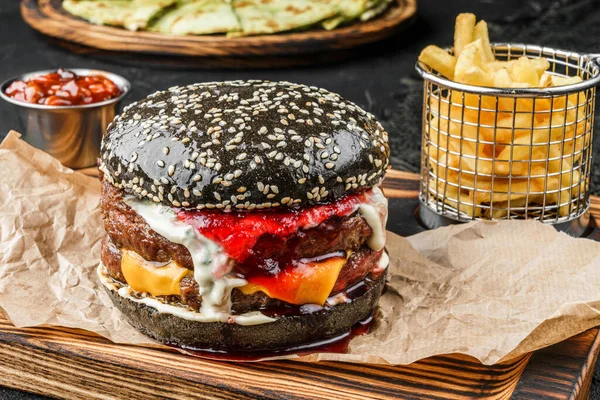 Doppio Hamburger Nero Con Due Costolette Carne Beaf Fetta Formaggio — Foto Stock