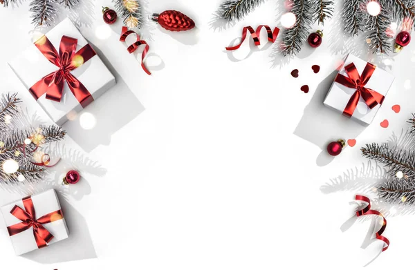 Vrolijke Kerstkaart Gemaakt Van Sparren Takken Geschenkdozen Rode Decoratie Sprankelingen — Stockfoto
